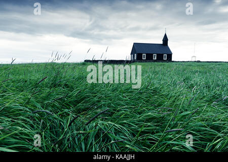 Schwarze hölzerne Kirche Budakirkja Stockfoto