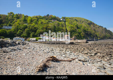 Strand und Hafen von Lynmouth Devon mit Bergbahn in den Bäumen bei wunderschöner Frühlingssonne Stockfoto