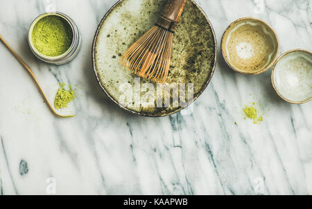 Japanische Werkzeuge und Schalen für die Zubereitung von Matcha Tee, kopieren Raum Stockfoto