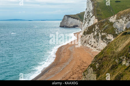 Durdle Door West Beach Dorset Coast England zeigt den Strand und Klippen Stockfoto