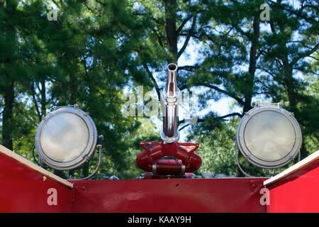 Detail der Schlauchtülle und Suchscheinwerfer aus einer 1948 American LaFrance Fire Engine auf der 37. jährlichen Feuer Gerät zeigen und Muster an WheatonArts, in Stockfoto