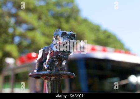 Kühlerfigur Detail eines klassischen Mack fire truck auf der 37. jährlichen Feuer Gerät zeigen und Muster in Millville, New Jersey. Stockfoto