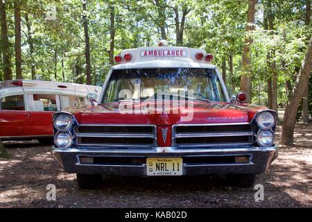 Eine klassische Pontiac Bonneville Krankenwagen auf der 37. jährlichen Feuer Gerät zeigen und Muster an WheatonArts, in Millville, New Jersey. Stockfoto