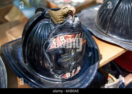 Detail von Helm eines antiken Feuerwehrmann auf der 37. jährlichen Feuer Gerät zeigen und Muster an WheatonArts, in Millville, NJ. Stockfoto
