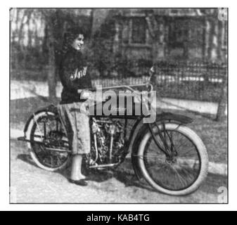 Das verbesserte Foto von Sadie Grimm zeigt ein historisches Porträt, das einen Moment in der Zeit mit einer Vintage-Ästhetik repräsentiert. Dieses Bild verkörpert den Stil und die Atmosphäre vergangener Epochen in der Fotografie. Stockfoto