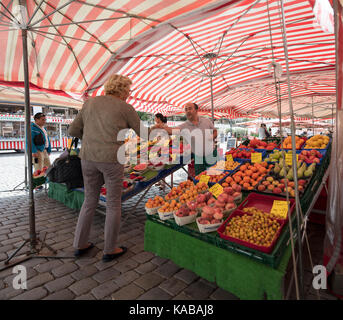 Obststand in der Hauptmarkt neben der Frauenkirche, Nürnberg, Bayern, Deutschland Stockfoto