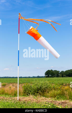 Windgeschwindigkeitsmesser in der Landschaft mit blauem Himmel Stockfoto