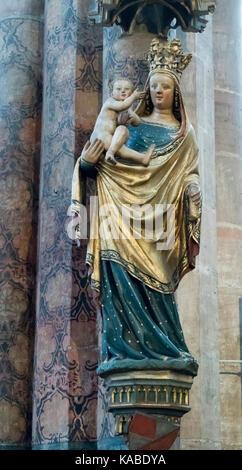 Mittelalterliche Statue der Jungfrau Maria mit Kind, St. Sebaldus Kirche (St. Sebald, Sebalduskirche), Nürnberg, Deutschland Stockfoto