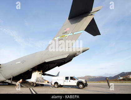 Die Federal Emergency Management Agency Land Mobile Radio Tower und Pickup Truck entladen werden von einem Team von Dover C-17 Globemaster III Sept. 24, 2017, Stockfoto