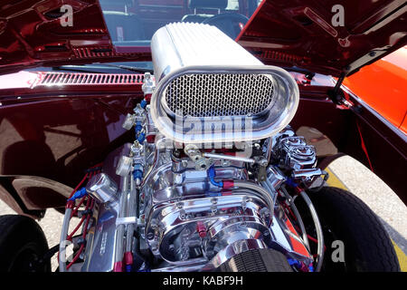Benutzerdefinierte American Hot Rod Truck Big Block Motor ganz nah an einem Auto Show Stockfoto