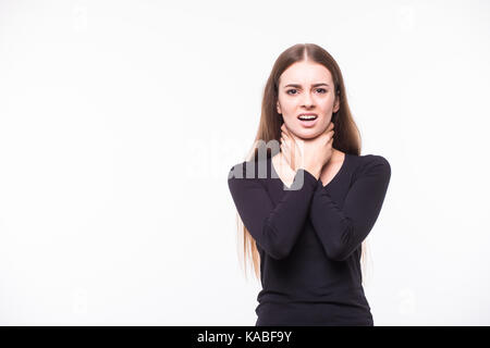 eine junge Brünette Frau mit Halsschmerzen auf weiß Stockfoto