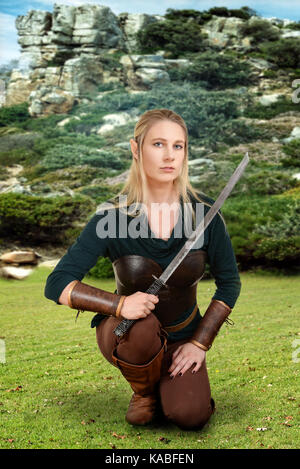 Weibliche Holz elf Knien in Feld Stockfoto