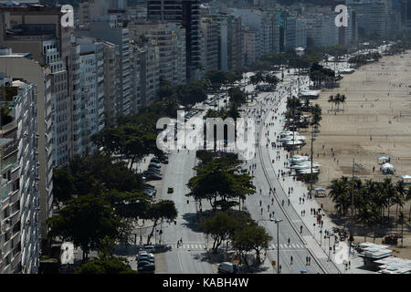 Menschen, die auf der Avenida Atlantica und Copacabana Beach, Rio de Janeiro, Brasilien, Südamerika zu Fuß Stockfoto