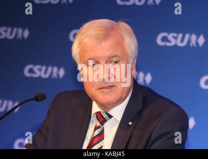 München, Deutschland. 25 Sep, 2017. Horst Seehofer nach langer Diskussion in der Partei Caucus Bayerns Ministerpräsident Horst Seehofer, CSU-Spitzenkandidat Joachim Herrmann und Generalsekretär Andreas Scheuer eine Pressekonferenz statt. Es begann mit rund zwei Stunden Verspätung. Credit: Alexander Pohl/Pacific Press/Alamy leben Nachrichten Stockfoto