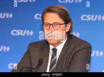 München, Deutschland. 25 Sep, 2017. Andreas Scheuer nach langer Diskussion in der Partei Caucus Bayerns Ministerpräsident Horst Seehofer, CSU-Spitzenkandidat Joachim Herrmann und Generalsekretär Andreas Scheuer eine Pressekonferenz statt. Es begann mit rund zwei Stunden Verspätung. Credit: Alexander Pohl/Pacific Press/Alamy leben Nachrichten Stockfoto