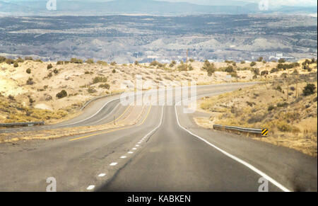 Eine gewundene Straße, die durch eine Wüstenlandschaft. Stockfoto