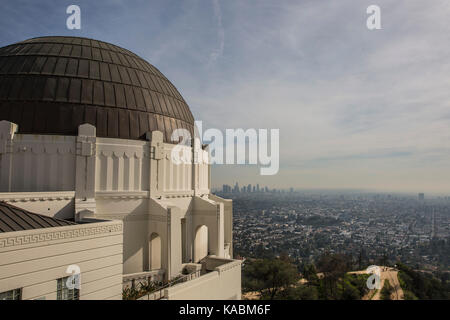 Griffith Observatorium mit Blick auf die Innenstadt von Los Angeles, Kalifornien. Stockfoto