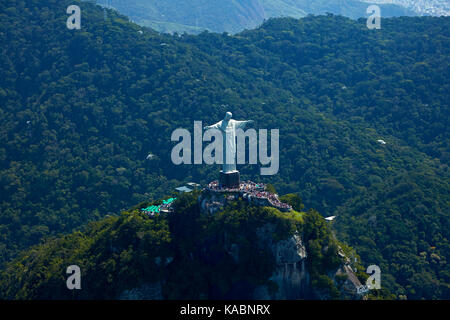 Riesige Statue von Christus dem Erlöser auf dem Corcovado, Rio de Janeiro, Brasilien, Südamerika - Antenne Stockfoto