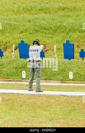 Sheriff's Deputy schießt auf die Pistole an die Strafverfolgungsbehörden Training Center mit Polizisten, und Sheriff's Stellvertreter, USA. Stockfoto