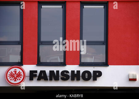 Frankfurt, Deutschland - 23. September 2017: Das Wappen der Sportverein Eintracht Frankfurt an der Fassade eines Fan Shop am 23. September 2017 in F Stockfoto