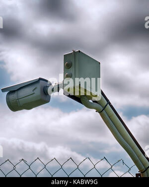 Stacheldraht und Überwachungskamera Stockfoto