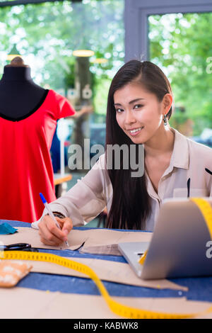 Asiatische Modedesigner der Ausarbeitung von Entwürfen für Aussparungen Stockfoto