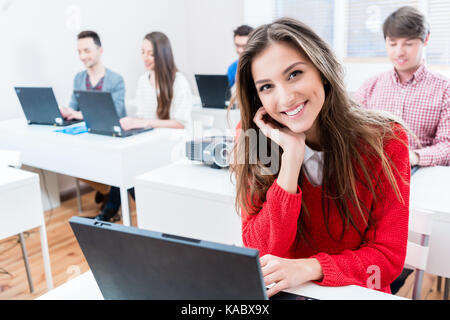 Studentische Mitarbeiterin auf dem Laptop in der Hochschule Stockfoto