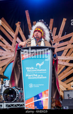 Zusammenbau der ersten Nationen National Chief Perry Bellegarde spricht auf der Wanderung für Versöhnung, Vancouver, British Columbia, Kanada. Stockfoto