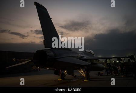 F-16 Fighting Falcons Die flightline am Flughafen Bagram, Afghanistan, Sept. 21, 2017. Stockfoto