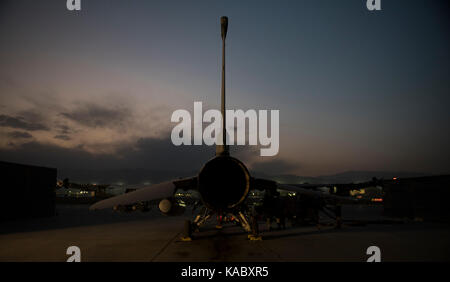 F-16 Fighting Falcons Die flightline am Flughafen Bagram, Afghanistan, Sept. 21, 2017. Stockfoto