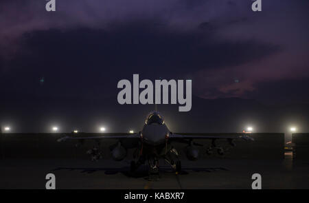 F-16 Fighting Falcons Die flightline am Flughafen Bagram, Afghanistan, Sept. 21, 2017. Stockfoto