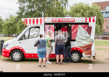 Die Leute in der Warteschlange an einem ice cream Van. Stockfoto