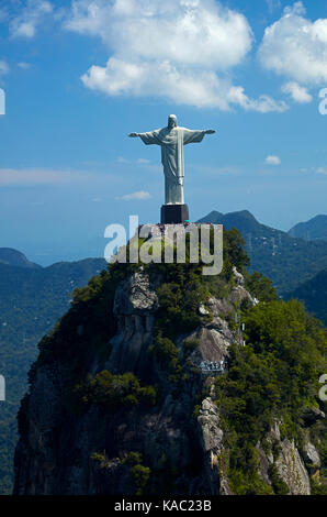 Dem Erlöser Christus Statue auf dem Corcovado, Rio de Janeiro, Brasilien, Südamerika - Antenne Stockfoto