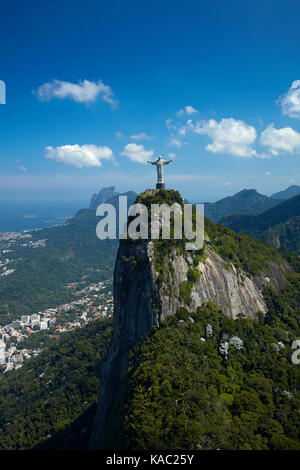 Dem Erlöser Christus Statue auf dem Corcovado, Rio de Janeiro, Brasilien, Südamerika - Antenne Stockfoto