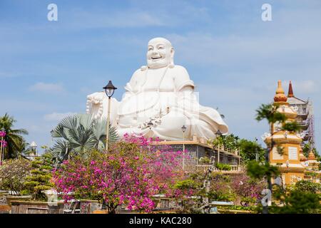 Maitreya Buddha Statue in der berühmten Vinh Trang Pagode in My Tho Stadt, Provinz Tien Giang, Vietnam. Stockfoto