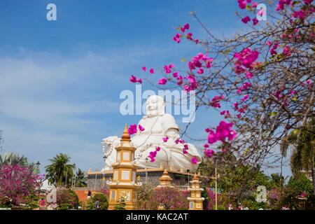 Maitreya Buddha Statue in der berühmten Vinh Trang Pagode in My Tho Stadt, Provinz Tien Giang, Vietnam. Stockfoto