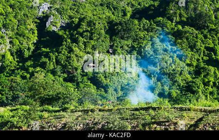 QUANG BINH, VIETNAM - 11. August 2017: Ruhige Fluss mit Booten in der Nationalpark Phong Nha Ke Bang, Viet Nam. Phong Nha Ke Bang Höhle eine erstaunliche nicht Stockfoto