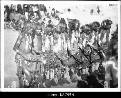 Schlange Priester sangen Lieder und Schwingen Adlerfedern während einer Snake Dance Zeremonie an Oraibi, California, Ca.1896 (CHS4738) Stockfoto