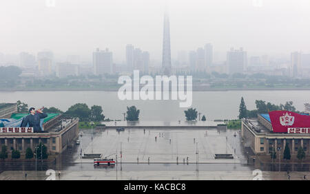 Blick von über Sungri Street und Kim Il Sung Platz in Richtung Juche Tower (oben in der Wolke versteckt) auf der anderen Seite des Flusses Taedong. Pyongyang, Nordkorea Stockfoto