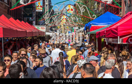 Touristen und Besucher genießen die San Gennaro Festival in Little Italy, Manhattan, New York City. Stockfoto