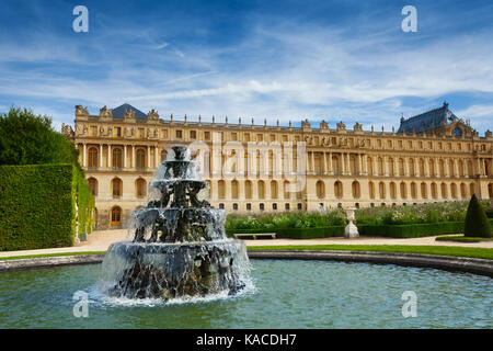 Fontaine Pyramide in den berühmten Gärten von Versailles Stockfoto