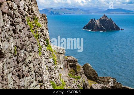 Überreste des mittelalterlichen gälischen Christenklostels auf Skellig Michael, Blick auf Die Kleine Skellig. Vor der Küste der Halbinsel Iveragh, County Kerry, Irland Stockfoto