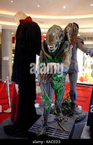 Ausstellung vor einem Live Auktion am BFI IMAX am 26. September 2017 von TV & Film Memorabilia einschließlich einer vollständigen Größe Alien Kostüm für 50.000 Pfund verkauft. Stockfoto