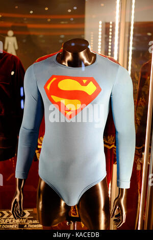 Ausstellung vor einem Live Auktion am BFI IMAX am 26. September 2017 von TV & Film Memorabilia einschließlich Christopher Reeve, Superman fliegen Tunika Stockfoto