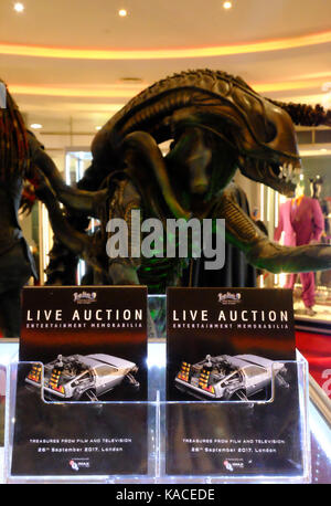 Ausstellung vor einem Live Auktion am BFI IMAX am 26. September 2017 von TV & Film Memorabilia einschließlich einer vollständigen Größe Alien Kostüm für 50.000 Pfund verkauft. Stockfoto