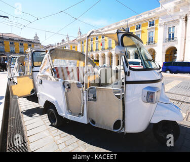 Nahaufnahme von Tuk Tuk auf Straße von Lissabon in Portugal. Stockfoto