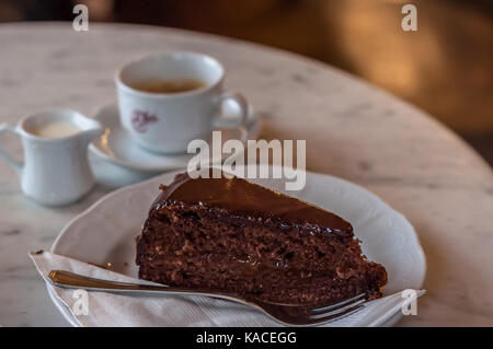 Sachertorte und Melange im berühmten Café Sperl, Wien Stockfoto