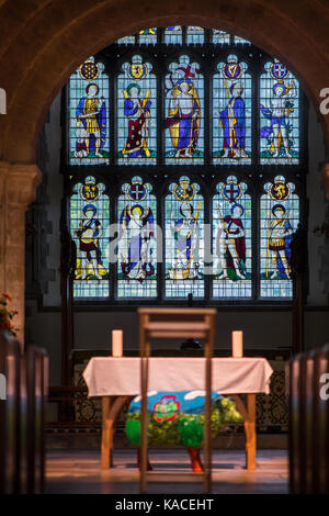 Buntglasfenster im Inneren der 'The Parish Church of All Saints' East Meon, Hampshire, England, Großbritannien Stockfoto