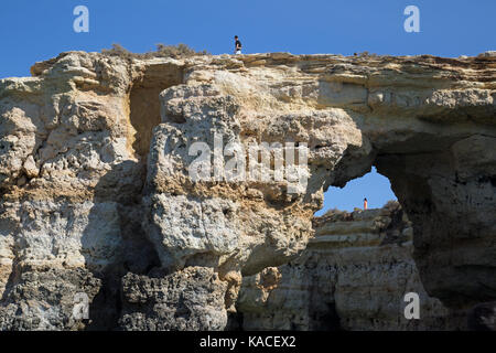 Geologische Gesteinsformationen und Höhlen an der Algarve in Portugal Stockfoto