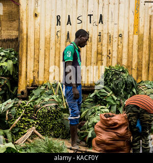 Ari Stamm Verkäufer vor einem Container Jinka Markt, Omo Valley, Äthiopien Stockfoto